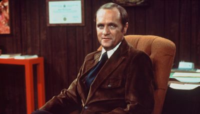 Bob Newhart, Soft-Spoken Everyman Who Became a Comedy Star, Dies at 94