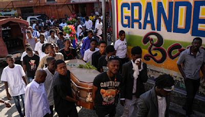 Haitianos pasan apuros para enterrar a sus seres queridos y hallar consuelo en una capital violenta