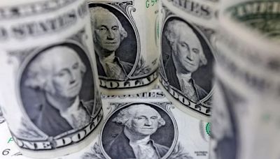 El dólar sube a la espera de decisión de la Fed, pero registra su cuarta caída mensual
