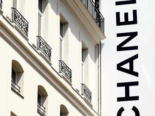 La directora ejecutiva de Chanel dijo que los aumentos de precios se deben a la inflación y la artesanía