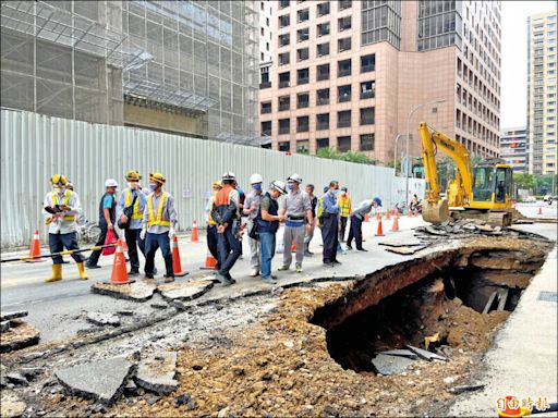 又是豐邑建設！竹北建案10個月5度天坑 新竹豪宅火警2勇消殉職大樓濃煙排不出