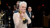 Jamie Lee Curtis llama la atención por un singular trofeo en su colección de premios de 2023