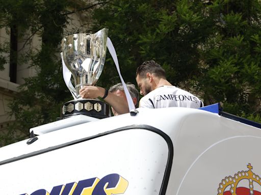 El Real Madrid celebra el título de Liga por las calles de Madrid camino a Cibeles