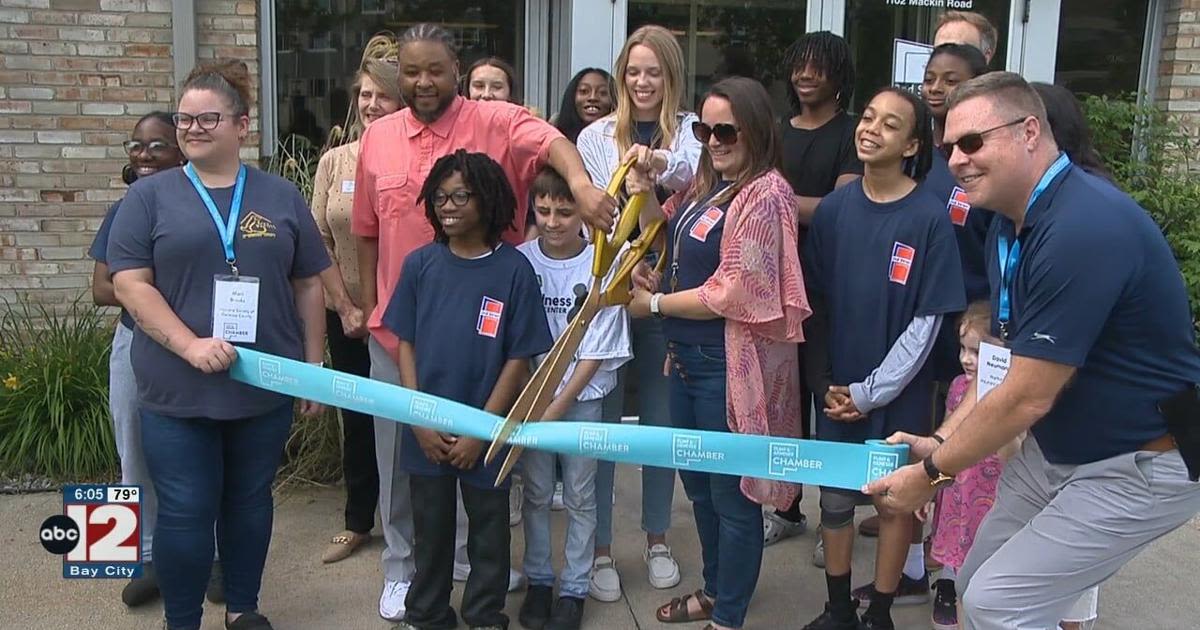 2nd Street Learning holds a ribbon cutting and open house