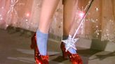 Acusan a un hombre en Minnesota por el presunto robo de las zapatillas que lució Judy Garland en la película "El mago de Oz"