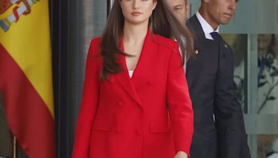 La Princesa Leonor, todo al rojo con un impactante look muy 'español' en su primer viaje al extranjero