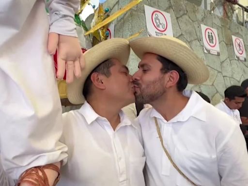 Amor, tradición y diversidad en la Guelaguetza de Oaxaca: danzantes protagonizan beso viral