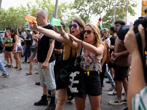 VIDEO: Mojan con pistolas de agua a turistas en Barcelona en protesta