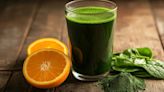 Cómo preparar el jugo detox de espirulina, espinaca y naranja que ayuda a depurar el organismo y tener más energía