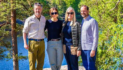 El cálido encuentro de los reyes Federico y Mary de Dinamarca con Haakon y Mette-Marit de Noruega en un bosque de cuento