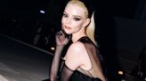 De roquera a 'lady coquette': los dos looks opuestos de Anya Taylor-Joy en su viaje a Nueva York