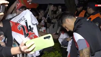 Video: Enzo Pérez firmó camisetas de River en la concentración de Estudiantes