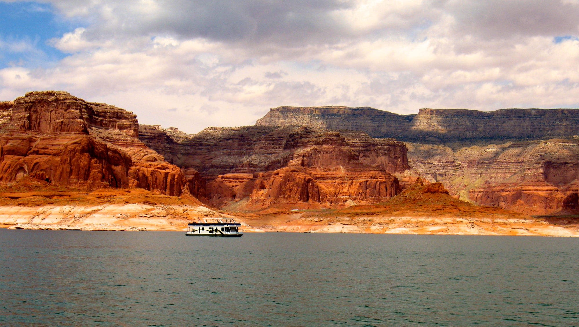 Officials treat 21 people for carbon monoxide poisoning on Lake Powell houseboat ride