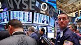 Wall Street sobe após dados aumentarem expectativas de corte nos juros e antes de ata do Fed Por Reuters