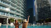 Guía para bañarse en las piscinas de hoteles de Miami sin reservar habitación