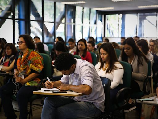 Painel S.A.: Formados em cursos presenciais ganham 50% mais, diz pesquisa