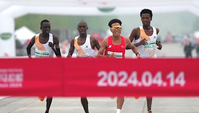 Los cuatro atletas del vergonzoso final del Medio Maratón de Pekín, descalificados sin medalla