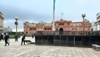 Vuelven a vallar la Plaza de Mayo, a la espera de la movilización por los detenidos