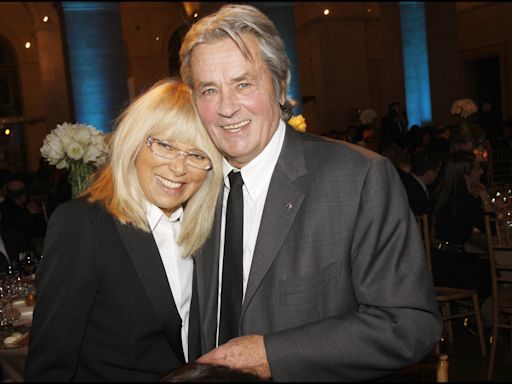 Alain Delon : un "amour à trois" avec Mireille Darc, cette demande très osée qu’elle avait acceptée