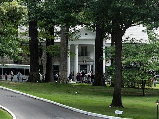 A Judge Just Blocked the Sale of Elvis Presley’s Legendary Graceland Estate