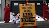 Elecciones: Activistas devuelven basura electoral a las sedes de los partidos políticos