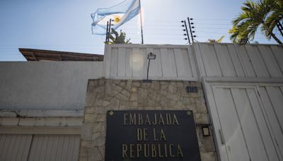 Opositores en la Embajada de Argentina en Caracas, a la espera de un permiso que no llega