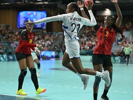 JO 2024-Handball: les Françaises assurent, les Angolaises toujours en vie