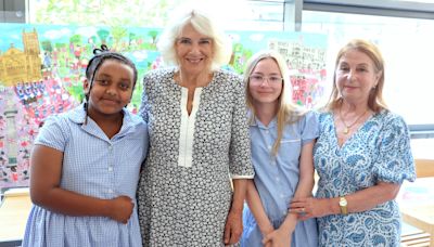 Camilla Parker Bowles, reine de l’élégance lors d’un festival : qui se cache derrière ses looks raffinés ?