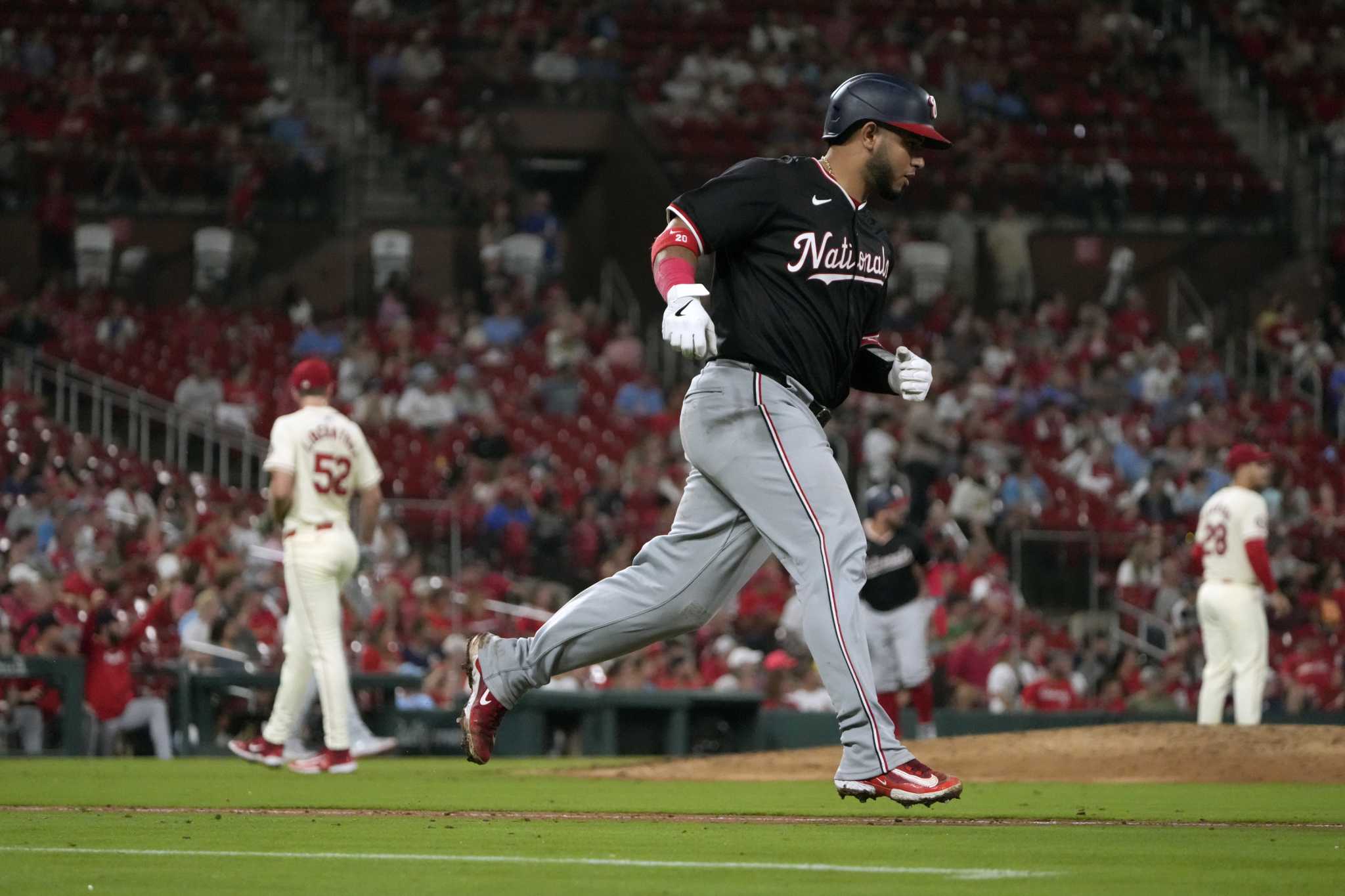 Nationals roar ahead with 7-run inning, hand Cardinals 3rd straight loss 14-3