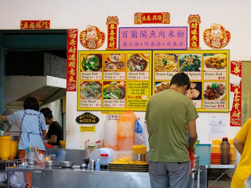 Blanco Court Fried Fish Noodles: Super generous fish chunks immersed in heavenly broth, near Bugis MRT Station