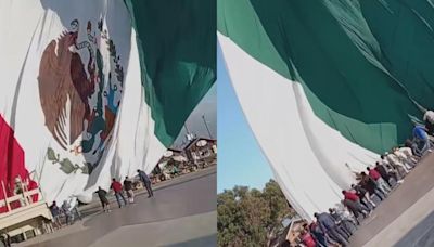 ¡Solidaridad total! Bajacalifornianos ayudan a militares en Ensenada a evitar que la bandera de México toque el suelo
