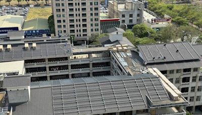 高雄明華國中琉璃瓦屋頂架光電板 居民反彈：破壞美觀造成光害