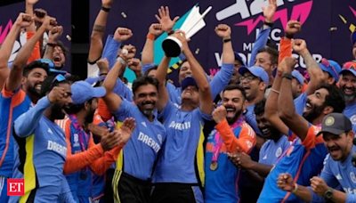 Caught on camera: Rahul Dravid's heartfelt moment with Virat Kohli steals the T20 World Cup show - The Economic Times