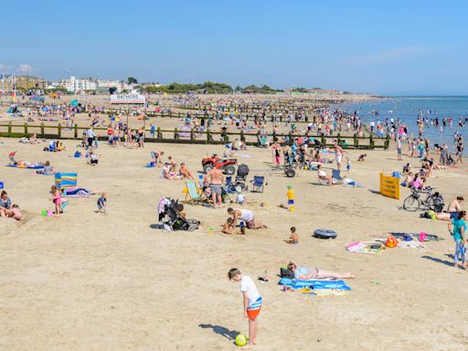 UK set to scorch in 30 degrees before thunderstorms bring 3.5in rain on Thursday