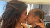 Kylie Jenner posa com filho Aire Webster e se declara: "Amor eterno"