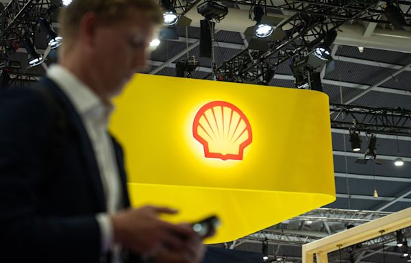 Shell to Sell Singapore Oil Assets to Glencore-Indonesia JV