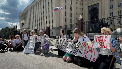 Mulheres de soldados destacados na Ucrânia protestam em frente ao Ministério da Defesa em Moscou | Mundo e Ciência | O Dia