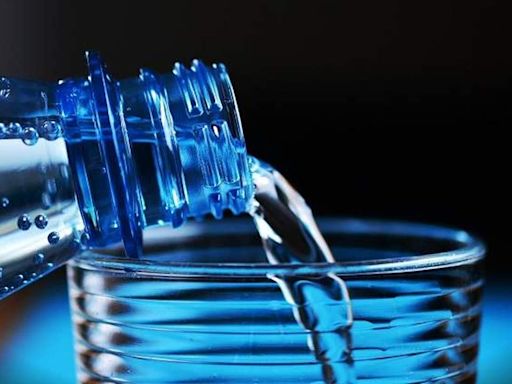 Una niña de siete años se intoxica al beber disolvente orgánico de una botella de agua que le vendieron