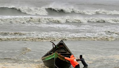 800,000 seek shelter as Bangladesh braces for cyclone