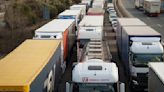 Un camionero pierde 600 euros al día por los cortes de carretera de agricultores y ganaderos