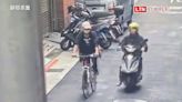 失業心情差 男子5日竟騎單車當街搶女學生手機（翻攝畫面） - 自由電子報影音頻道