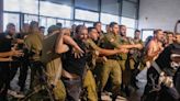 Manifestantes invadem base militar de Israel após prisão de soldados acusados de abusar de palestino