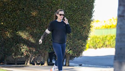 Jennifer Garner Keeps Wearing Creamsicle-Colored Sneakers That Reviewers Say Feel ‘Like Walking on Air’