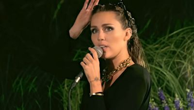 Miley Cyrus faz versão cool para "Flowers" em evento da Gucci. Veja!