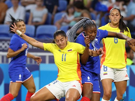 Colombia lucha en el debut, pero cae ante Francia