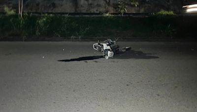 Motociclista en Bucaramanga murió tras chocar con un separador: la moto cayó encima de otro carro