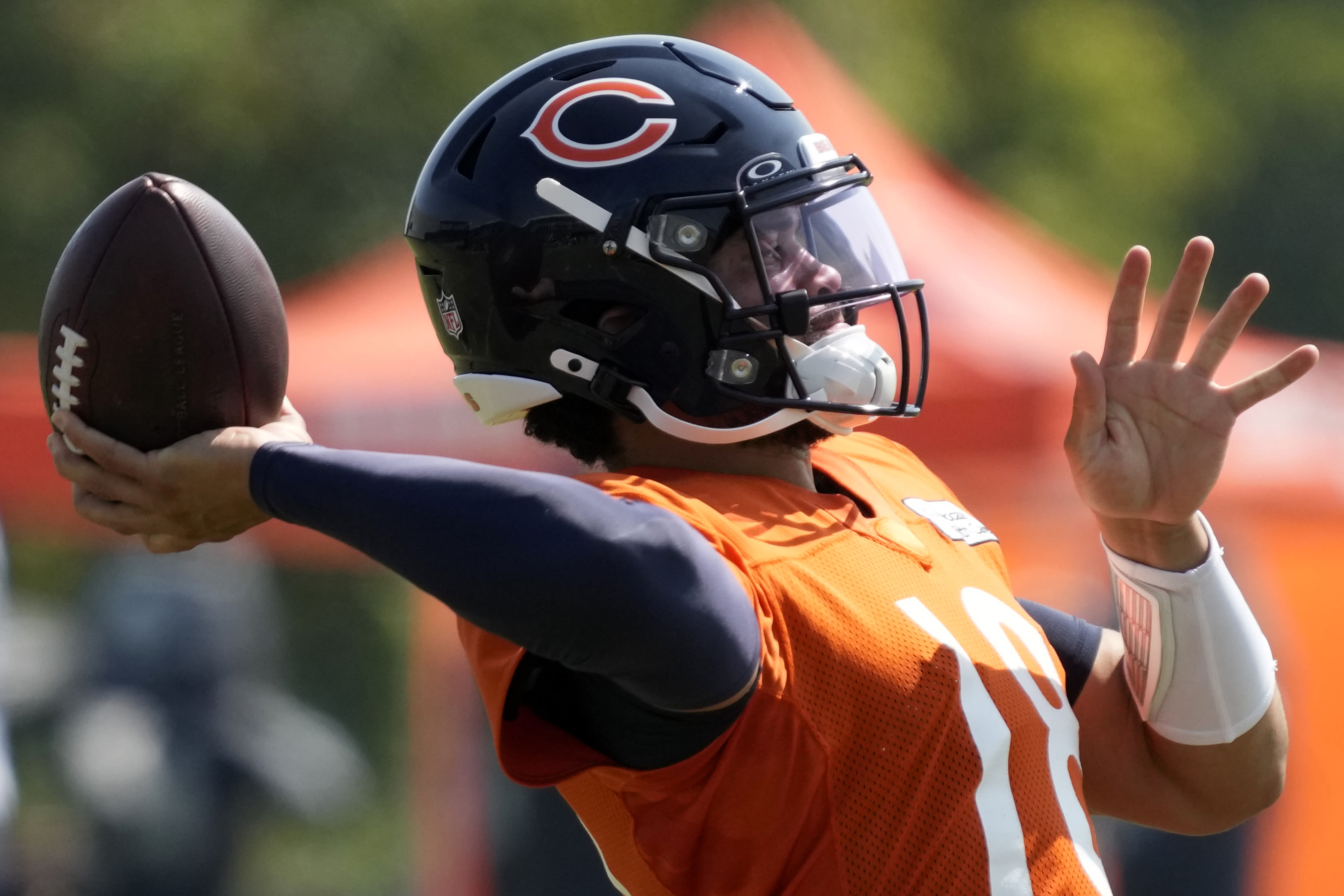 Bears training camp: QB Caleb Williams has rough end to practice with 2 interceptions