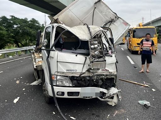 國1桃園段重大車禍！貨車失控撞護欄 駕駛噴飛車外重傷