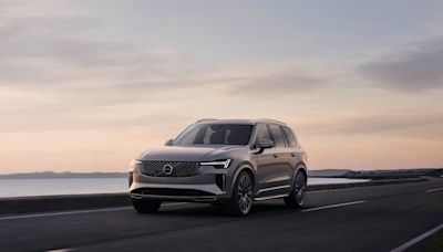 導入 EX90 設計元素、應對中長期計畫轉向油電車型，Volvo XC90 中期改款亮相！