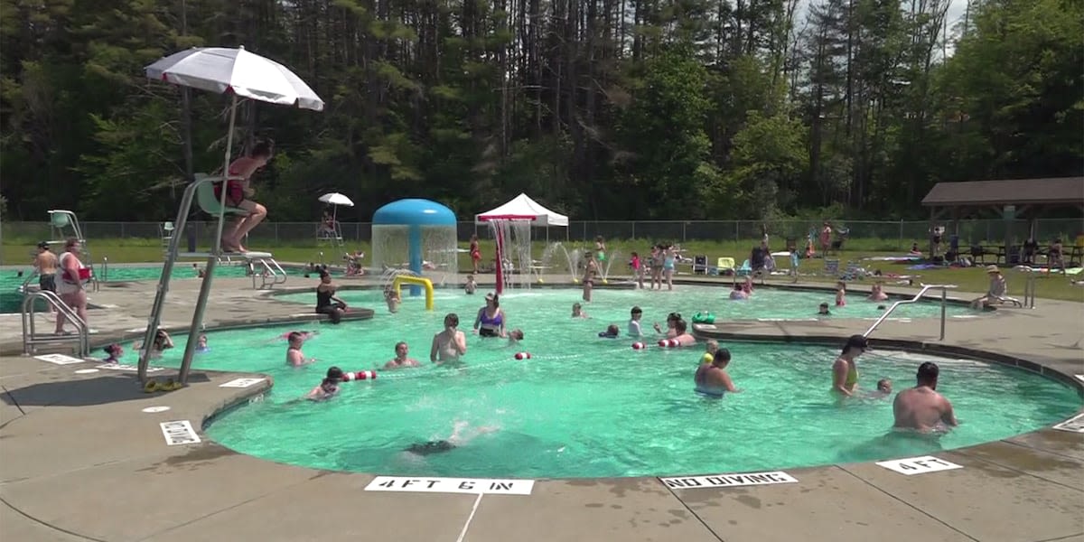 Families crowd Lebanon pool looking to cool off